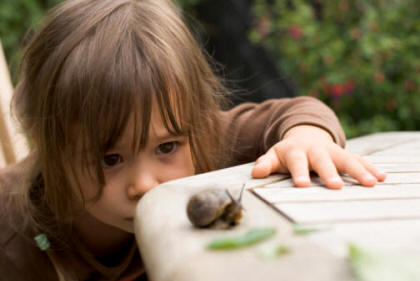 La curiosidad infantil se manifiesta en todas las culturas y lleva al niño a explorar y manipular su mundo