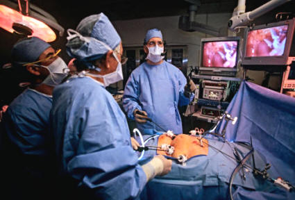 Cuando nos inclinemos por la cirugía para nuestro caso de obesidad, debemos recurrir siempre a profesionales reconocidos y con respaldo legal. En la imagen una operación de bypass gástrico