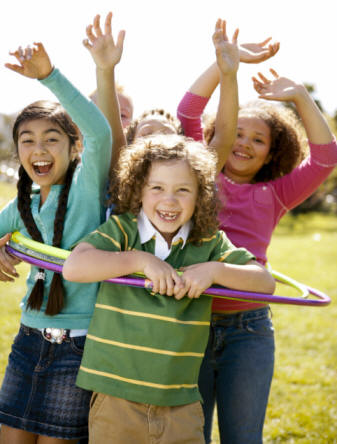 Entre los 7 y 10-12 años comienzan a diferenciarse los roles de género; niños y niñas buscan los de su mismo sexo para el juego