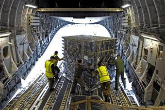 Descarga de material la Base Antártica de McMurdo