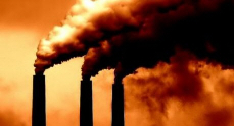 Combustión de combustibles fósiles: La quema de combustibles fósiles propicia que la atmósfera reciba parte del carbono que permanece inerte en la litosfera