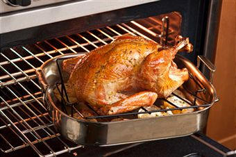 Los pavos refrigerados vienen envasados y conservados a una temperatura de seguridad, listos para recalentar en el horno durante unos 15 ó 20 minutos