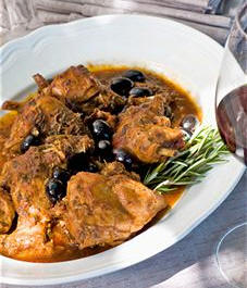 Conejo estofado con olivas, al estilo italiano