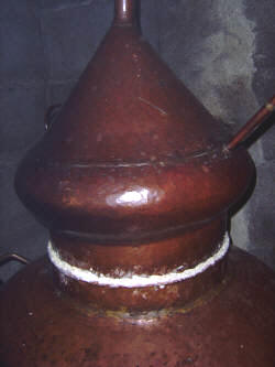Detalle de sellado del capacete al cuerpo del pote. En este caso se ha utilizado una masilla de harina de trigo. Foto: Abel Domínguez