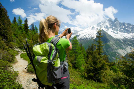 El eco-turismo o turismo verde expresa la sostenibilidad, como reconocimiento de que la Tierra posee recursos limitados para un uso turístico no respetuoso con aquellos no renovables