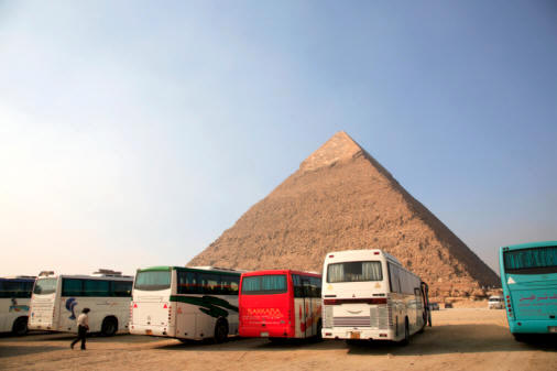 El viaje organizado, junto a una estructura turística cada vez más global e intercomunicada, han convertido el turismo en un fenómeno de masas. En la imagen, la Gran Pirámide de Giza (Egipto)