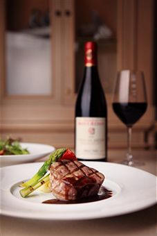 La botella debe colocarse en la mesa una vez abierta