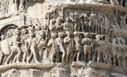 Escena de legionarios romanos marchando