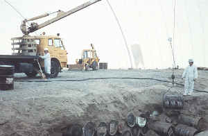 Los residuos nucleares son introducidos en bidones de hormigón de gran grosor, para posteriormente ser enterrados