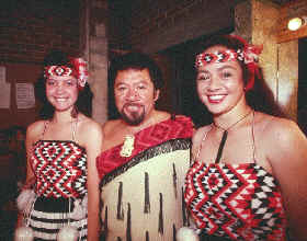 Animadoras maoríes de la etnia pobladora original de Tailandia