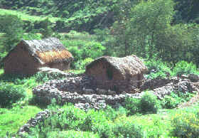 Chozas típicas en el valle de Anta, Perú