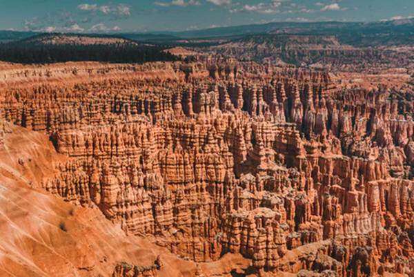 El acarcavamiento sobre rocas arcillosas o arenosas da como resultado la formación de las denominadas chimeneas de hadas o chimeneas de erosión