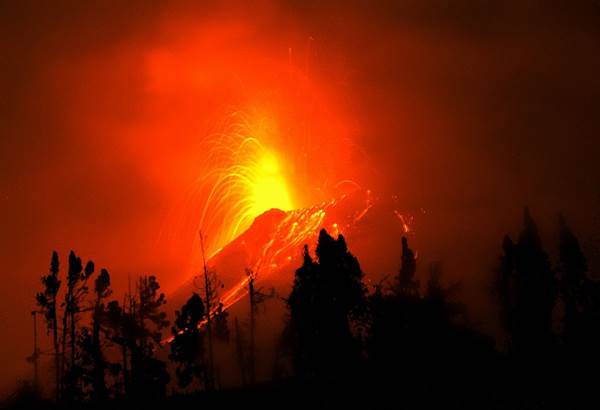 Durante las erupciones, pueden emitirse a la atmósfera grandes cantidades de gases volcánicos