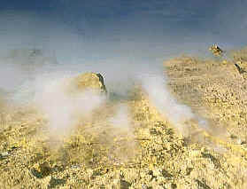 Desprendimiento de gases sulfurosos en el volcán Vulcano