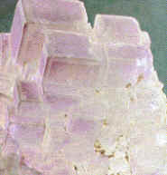 La fluorita es un ejemplo de mineral con propiedades de fluorescencia y triboluminiscencia