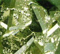 La pirita es un ejemplo de mineral de brillo metálico