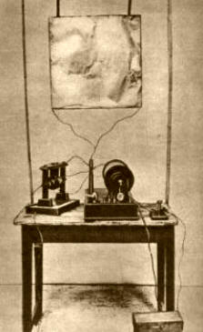PRIMER TRANSMISOR. En la ilustración aparece el modelo de! transmisor inventado por Guillermo Marconi. 