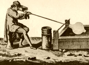 BOTELLAS: El antiguo sistema de "soplar" botellas, que a fines del siglo XIX se cambió por la automatización, que producía hasta un millón de botellas a la semana