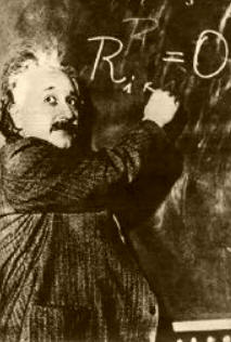 ALBERT EINSTEIN. Sus estudios sobre la ”Identidad de la Masa y Energía” constituyeron los fundamentos de la física nuclear moderna.