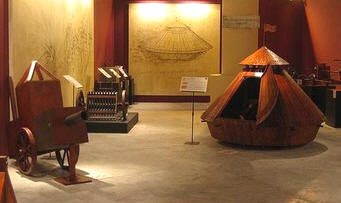 Reproducción de un cañón portátil y un tanque en escala reducida