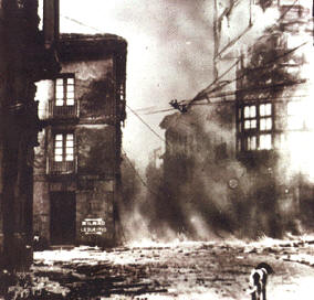 La guerra civil española constituyó un paréntesis y en muchos casos un cambio de rumbo para muchos autores vascos. Imagen de Guernica tras un bombardeo