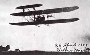 Wilbur Wright pilotando uno de sus biplanos sobre el campo italiano de Centocelle el 26 de abril de 1909