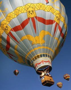 Para hacerlos tripulados, los globos llevan suspendida una barquilla que permite transportar a una o más personas