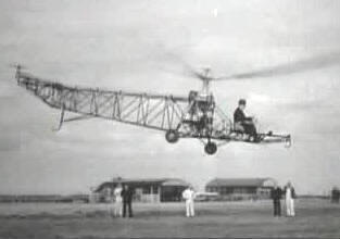 Igor Sikorski pilotanto su modelo de helicóptero por primera vez en 1939