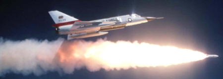 Con el fin de la Segunda Guerra Mundial aparecieron sofisticadas armas autónomas o de guiado electrónico que podían equipar los cazas, como los misiles