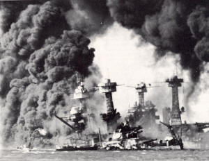 El West Virginia y el Tenessee incendiados tras el ataque a Pearl Harbor