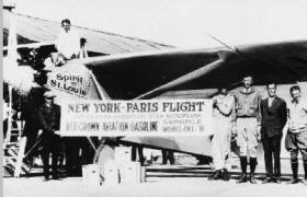 Charles Lindbergh con su equipo