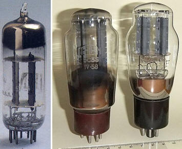 Válvulas de vacío como las utilizadas en los primeros ordenadores construidos. La aparición de la válvula abrió al mundo la puerta de la electrónica; el diodo de vacío, que permitía rectificar corrientes, fue seguido rápidamente por los triodos, tetrodos y pentodos, con los que se lograba realizar tareas de amplificación y control de señales eléctricas.