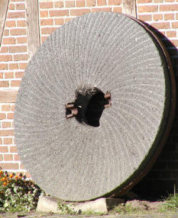 Rueda de molino (volandera), donde puede observarse su superficie áspera y acanalada