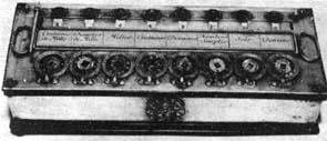 Fig. 36 Calculadora mecánica de Pascal que suma y resta en forma automática. Se encuentra en el Conservatoire des Arts Métiers de París