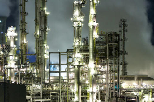 Refinería de petróleo. La industria petroquímica constituye un subsector de primer nivel