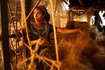 Nativa de la India trabajando la fibra de coco